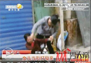     在兰州街头发生了一件事，一名妇女连扇母亲的耳光，父亲站在一旁助威，这是怎么一回事？原来是母亲的精神病犯了，还打伤了父亲，这名妇女忍无可忍才对母亲大打出手。但是她这样做也太过分了吧。