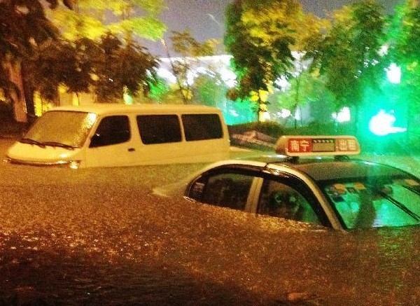 广西南宁强暴雨致局地变汪洋