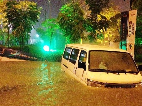 广西南宁强暴雨致局地变汪洋