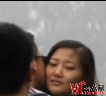 王学兵机场吻别小女友 女方疑似已怀孕