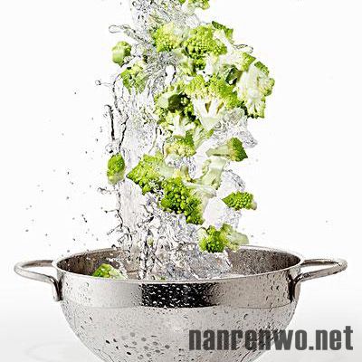 焯过蔬菜的水不能喝 小心会患上疾病