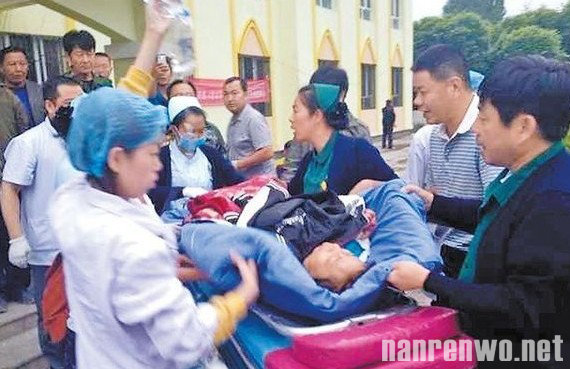新疆吉昌车祸已造成15人死亡 翻下山沟乘客被甩出车外