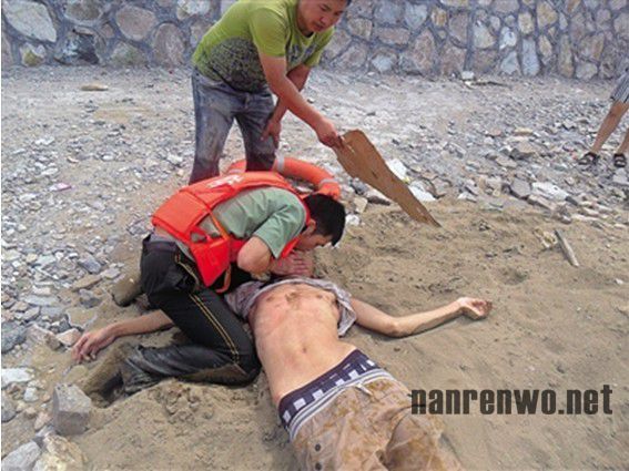 官兵勇救溺水男子 人工呼吸挽回年轻生命