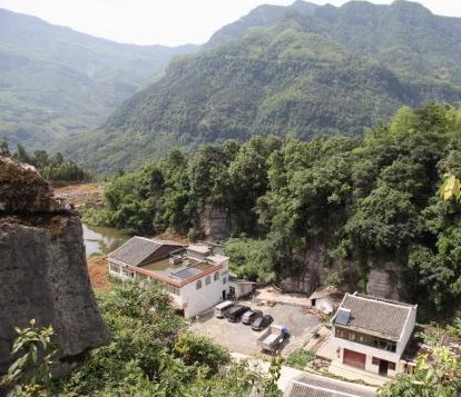 景区现人居天坑 隐居竹林堪比世外桃源