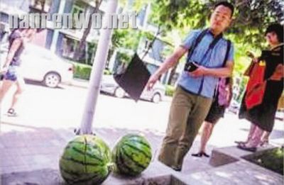 学士帽切西瓜不输菜刀 切勿在人多处乱抛学士帽
