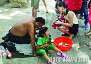 南京街头女童赤身乞讨 利用女儿赚钱无良父亲怎忍心？