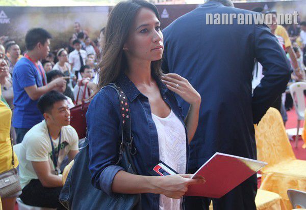 帕克中国行 未婚妻低调相随