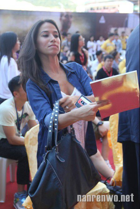 帕克中国行 未婚妻低调相随