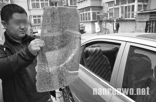 砸车毛贼住绿化带、用名牌被擒 