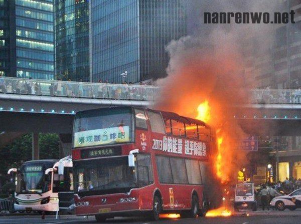上海双层巴士自燃 火光冲天、浓烟滚滚