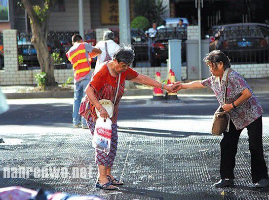 南宁路面沥青致出行市民被“黏住”