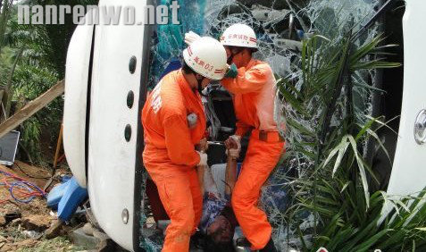 西双版纳旅游大巴翻车 8死19伤疑似雨天路滑