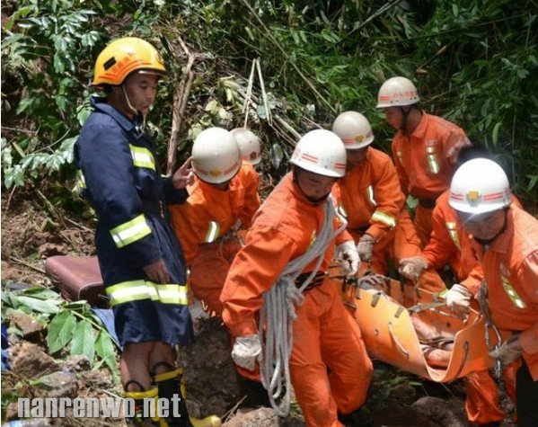 西双版纳旅游大巴翻车 8死19伤疑似雨天路滑