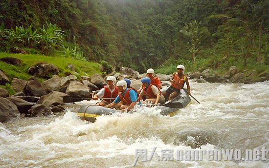 　　巴厘岛对于任何一个爱旅游的人来说都不陌生，这里是每个旅人心中的圣地，不仅仅是因为巴厘岛有着众多特色的美景，这里更是一些令人着谜的当地文化。也被称作千岛之国印尼最美的岛屿，这就是巴厘岛。