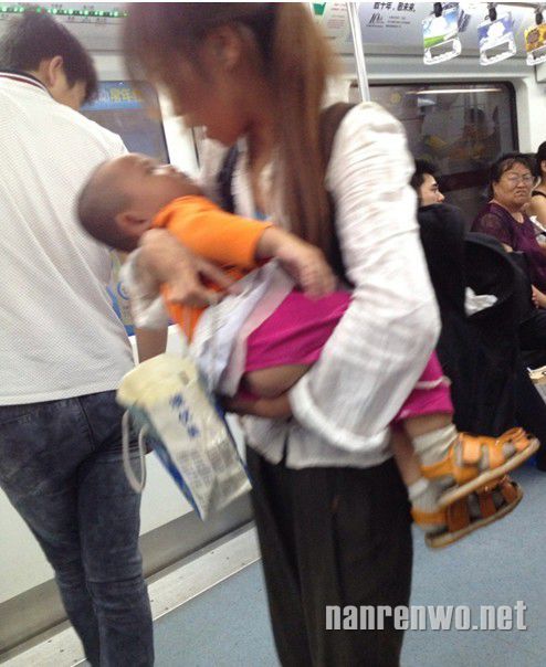 女子每日带不同小孩乞讨引各界强烈关注