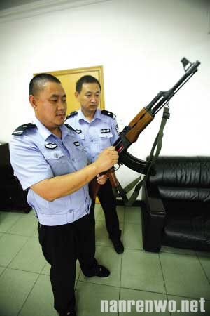 枪械爱好者自制AK47 遇警察盘查竟亮枪