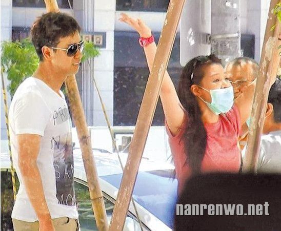 李圣杰未婚产子拒绝婚姻 与女方当街谈判大吵