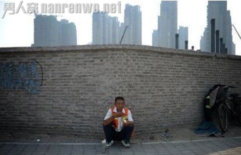 环卫工晒馒头当干粮引关注 省钱为老伴治病感动网友