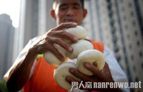 环卫工晒馒头当干粮引关注 省钱为老伴治病感动网友