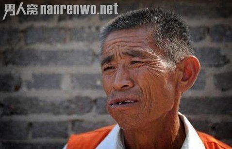 环卫工晒馒头当干粮引关注 省钱为老伴治病感动网友
