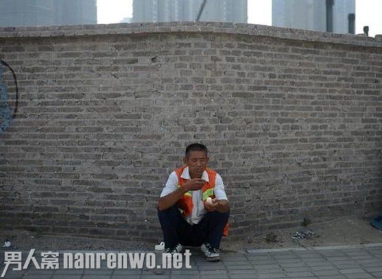 环卫工晒馒头当干粮引关注 省钱为老伴治病感动网友
