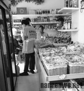 体恤高温作业环卫工 苏州一小店老板日赠绿豆汤一百份