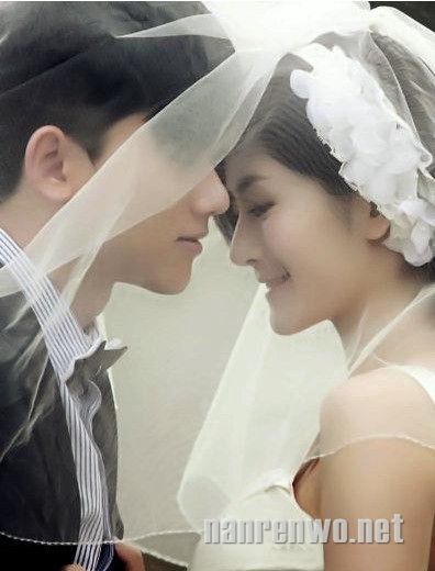 女大三抱金砖 细数娱乐圈有哪些明星为老妻少夫