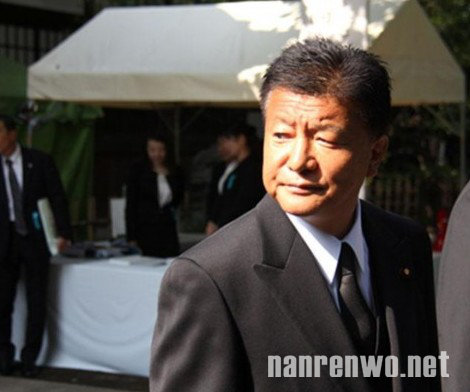     中国和日本之间有着不可回避的历史问题，两过关系也因此多次陷入紧张的局势，而在8月15日也就是抗日战争胜利纪念日时，日本政客竟然参拜供有二战甲级战犯的靖国神社，这严重伤害了受到二战侵害的中国及韩国等国家人民的感情，这些国家对此表示谴责。