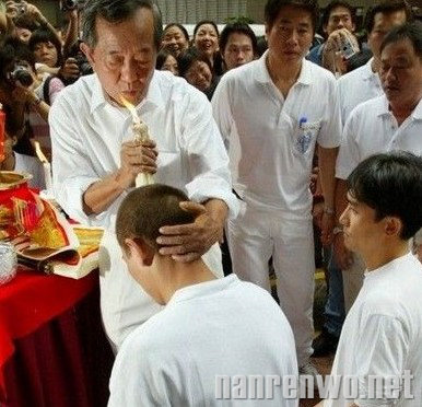 泰国白龙王周钦南病逝 香港明星大多是其信徒