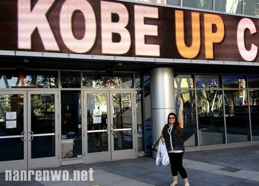 科比女粉丝热心公益得好报 与偶像切磋电子游戏