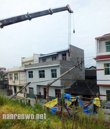 湖南遭龙卷风袭击 瓦房屋顶被掀、电线杆倒掉