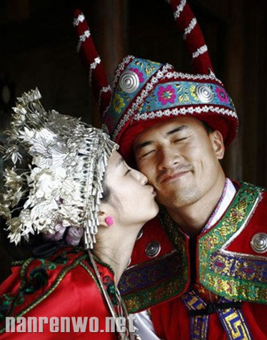 何洁赫子铭晒民族风婚纱照 笑容灿烂幸福满满