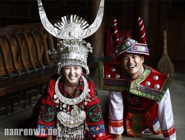 何洁赫子铭晒民族风婚纱照 笑容灿烂幸福满满