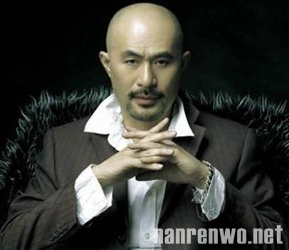 林志颖晒光头半裸照秀肌肉 盘点光头造型男明星