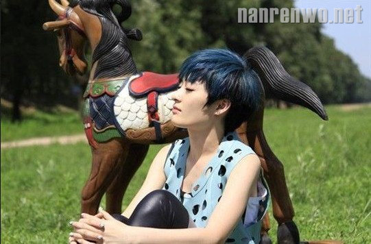 超女曾轶可出道的时候争议就很大，绵羊音有人喜欢也有人完全受不了，而最近她开始写小说了，且是为韩寒的杂志，曾轶可的小说处女作名叫《与大叔谈恋爱》，文风虽然跟她的《狮子座》一样小清新，但内容其实略重口。