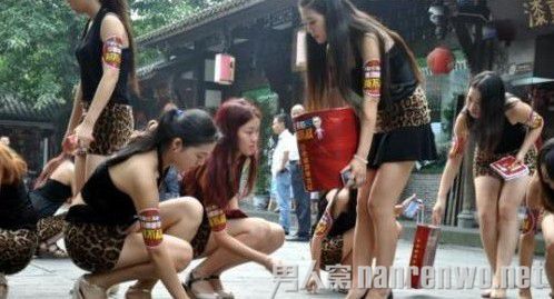 豹女郎捡垃圾走红网络 宣传自觉爱护环境卫生