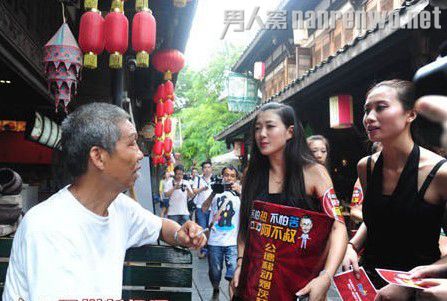 豹女郎捡垃圾走红网络 宣传自觉爱护环境卫生