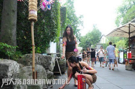 豹女郎捡垃圾走红网络 宣传自觉爱护环境卫生