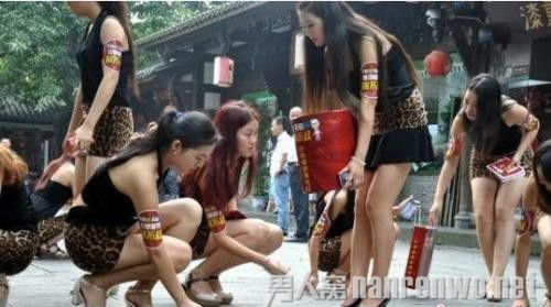 豹女郎捡垃圾走红网络 宣传自觉爱护环境卫生