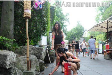 豹女郎捡垃圾走红网络 宣传自觉爱护环境卫生