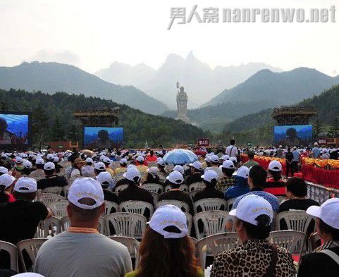 九华山99米地藏菩萨像开光 历时20余年用铜1100余吨