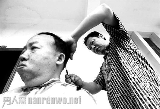 两兄弟义务为孤寡老人理发22年 福利院是他们心中的牵挂