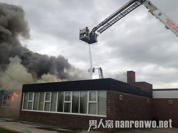 五名男生不想上学开学烧学校 网友：终极熊孩子