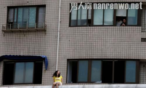 女子隆胸失败欲跳楼 宁死也不做飞机场