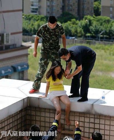 女子隆胸失败欲跳楼 宁死也不做飞机场
