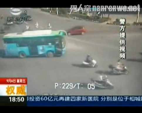 体操姐车祸瞬间翻滚逃生 网友赞临危不惧身手敏捷