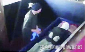 母亲用烈酒保存儿子遗体18年 反腐祖传秘方被曝光
