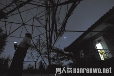 夫妻守无线电发射塔22年 称与世隔绝很寂寞