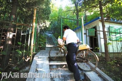 夫妻守无线电发射塔22年 称与世隔绝很寂寞