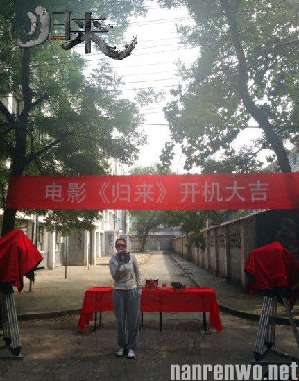 女主角巩俐一身休闲装扮现身